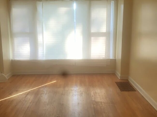 Foto del edificio - 8916 S Cornell Ave