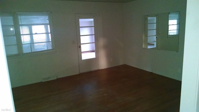 Building Photo - 950 N Westlink Ave