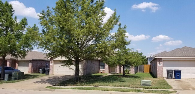 Building Photo - 2625 Blue Myrtle Way