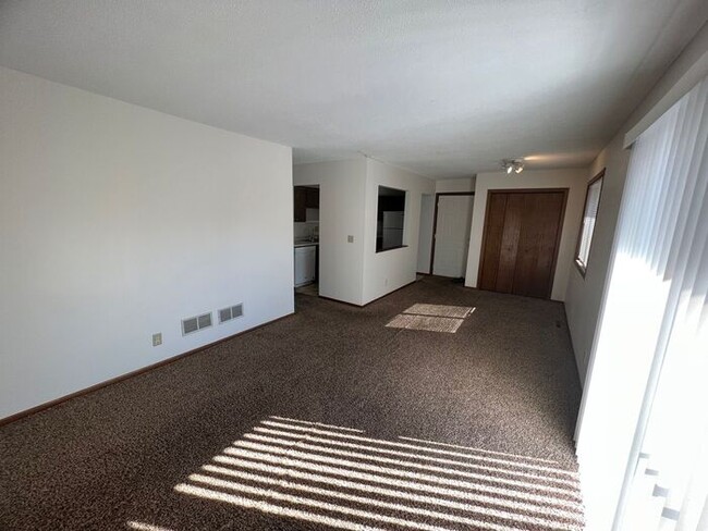Building Photo - Upper Unit in 4Plex for Available Septembe...