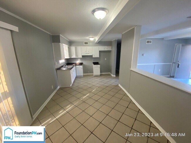 Building Photo - 501 Fox Valley Dr