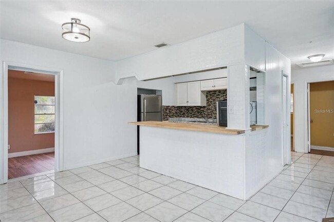Foto del edificio - 7715 Deleuil Ave