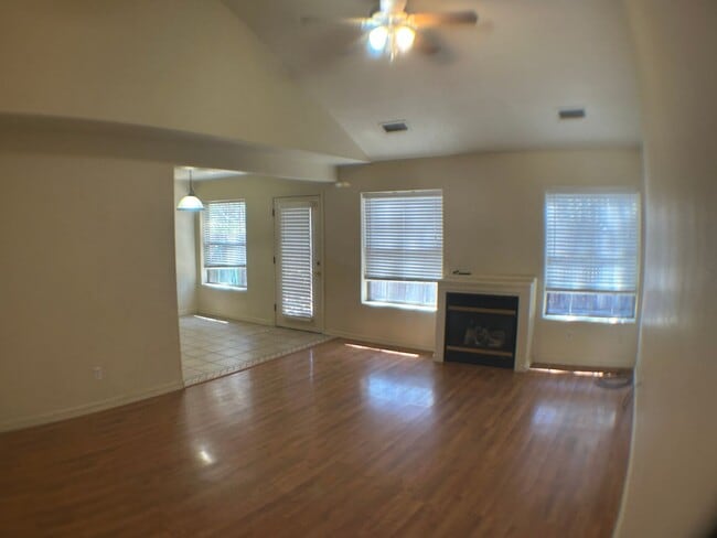 Foto del edificio - Nice 3 bedroom  with 2 car garage