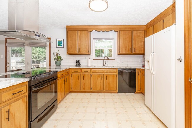 Building Photo - Beautiful Newport News Home