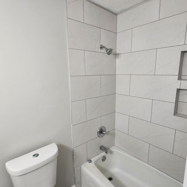 Foto del edificio - 4765 Covington Pike