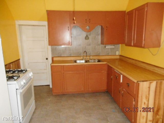 Building Photo - 3 br, 1 bath House - 944 E 24th St