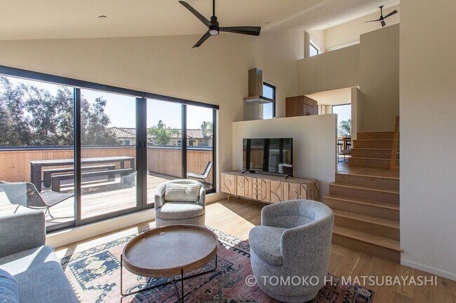Living Level - 584 Laguna Dr