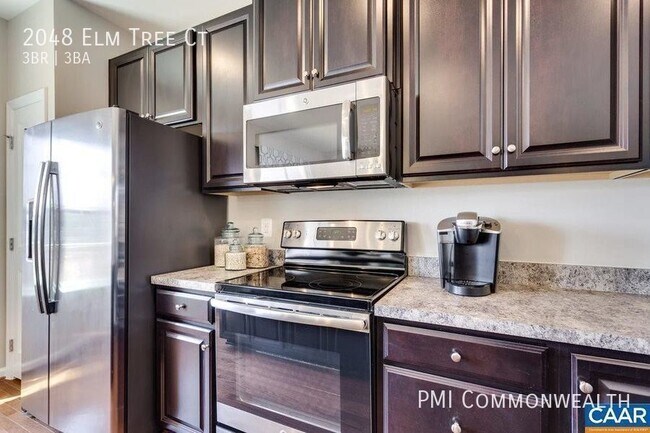 Foto del edificio - 3 Bed / 2.5+ bath Townhouse (Available 2/1...