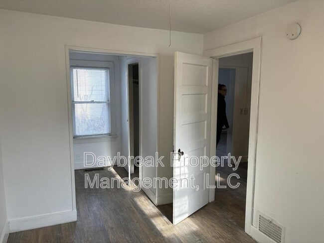 Building Photo - 6 11th St S
