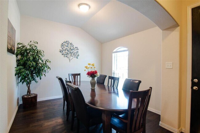 Foto del edificio - 4020 Deer Lake Dr