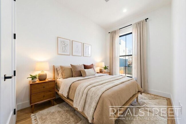 Building Photo - Brand New 4 Bed 4 Bath with in unit WD!