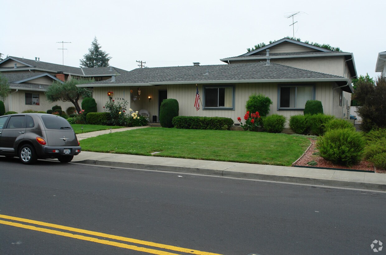 Building Photo - 1230 Halford Ave