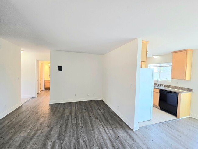 Building Photo - Recently Upgraded 1 bedroom, 1 bathroom Co...