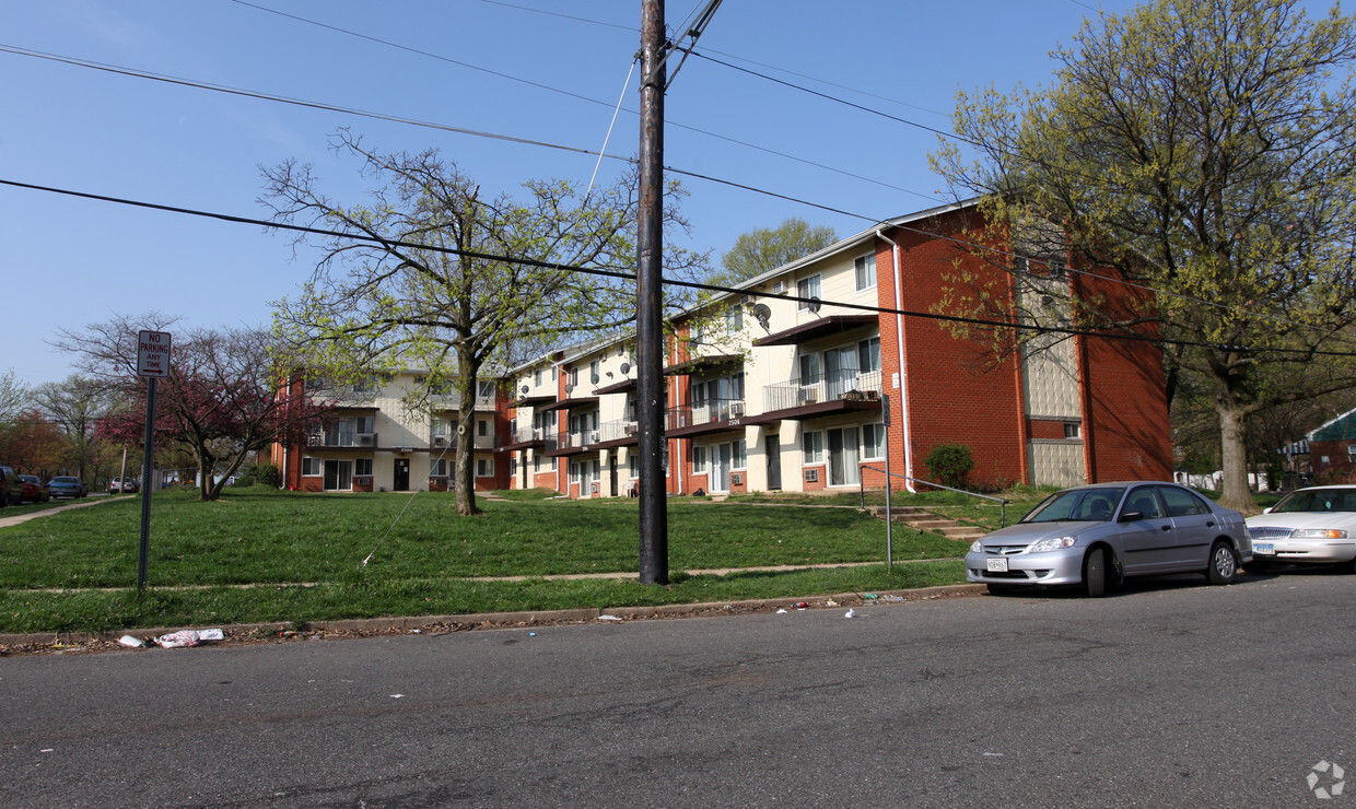 Building Photo - Pinebrook Apartments