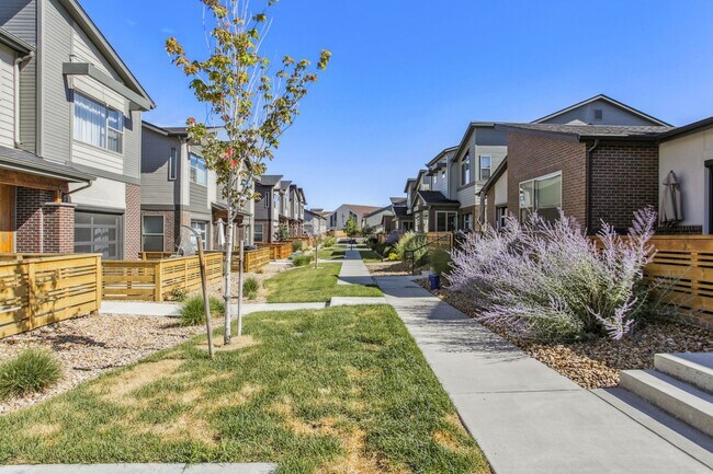 Foto del edificio - 3 Bedroom Townhome in Aurora