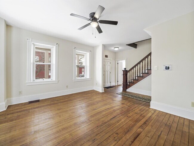 Foto del edificio - Charming 3-Bedroom Single-Family Home with Wrap-Around Porch & Private Fenced Yard