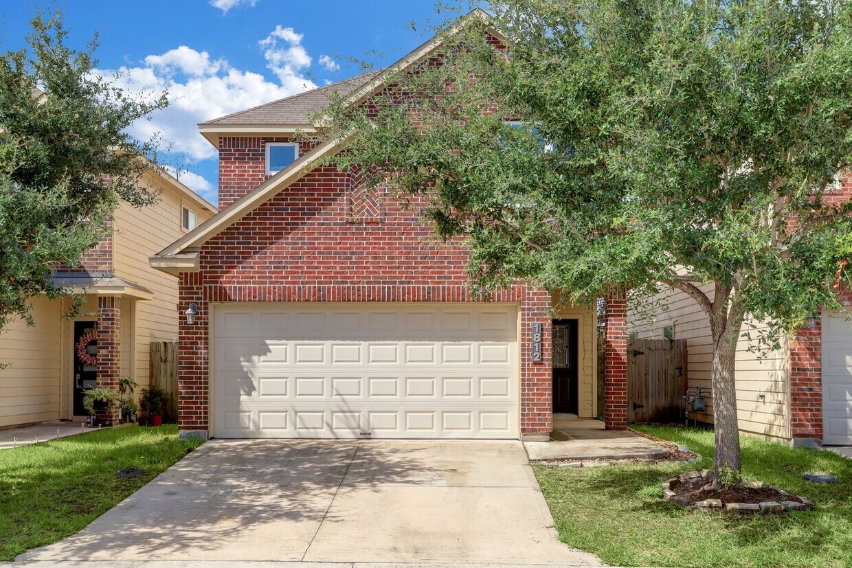 Elegant Two-Story Home in Exclusive Gated ... - Elegant Two-Story Home in Exclusive Gated ...