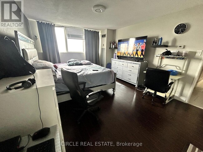 Building Photo - 3695-3695 Kaneff Crescent