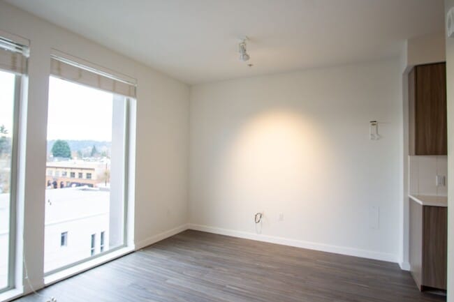 Building Photo - Modern + Chic Top Floor Studio Ready Early...