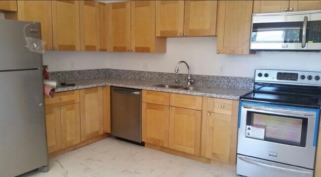 Building Photo - 556 S Fair Oaks Ave