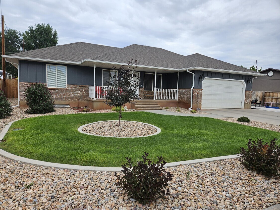 Primary Photo - 185 Redview Dr