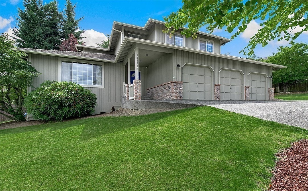Primary Photo - Sunny & Bright House for Rent