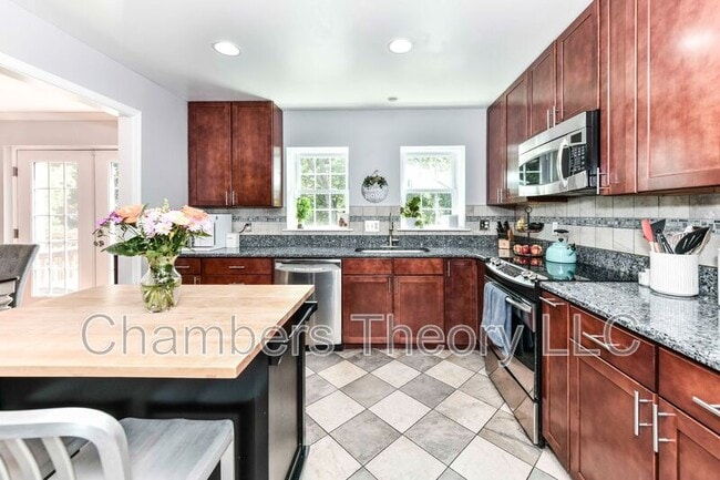 Building Photo - 2107 Golf Course Dr