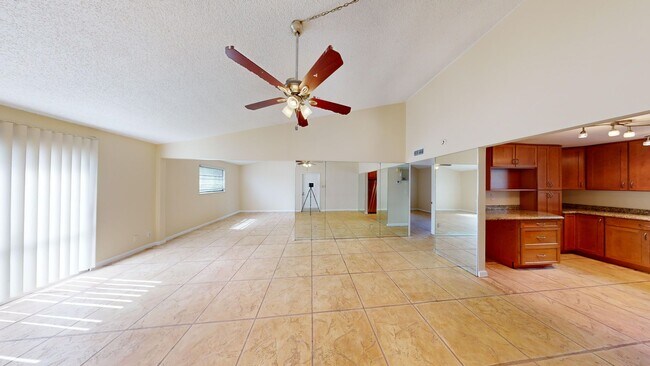 Foto del edificio - 1br /1bath Spacious Condo With Den - Boca Raton!  ** Water & Cable Included ** Available NOW **