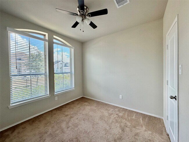 Foto del edificio - 8711 Windsong Trail Dr