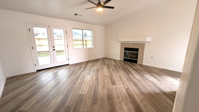 Building Photo - Beautiful 3 bedroom 2 Bath on Large Corner Lot