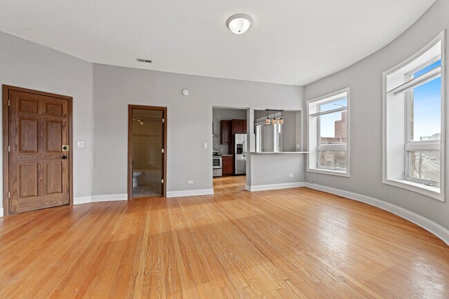 Building Photo - 3805 N Clark St