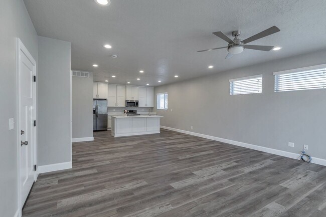 Foto del edificio - Spacious 4 Bed, 2 Bath Pet-Friendly Home with Central Air & 2-Car Garage! Available on July 6th!