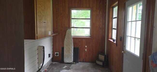 Building Photo - 302 River Rd