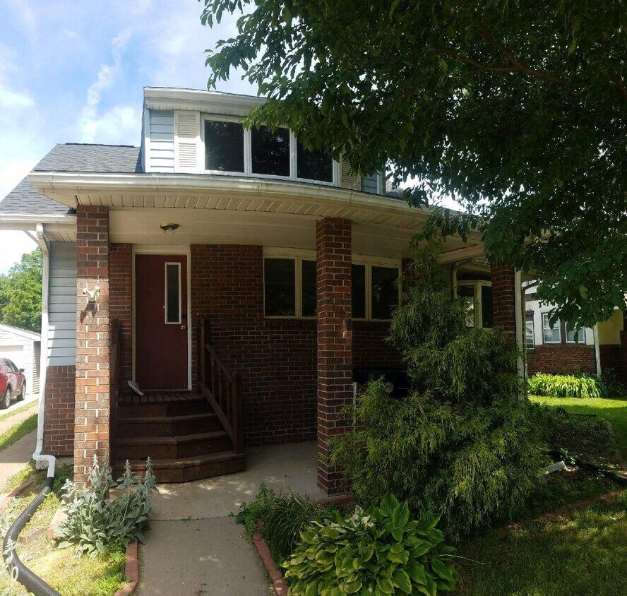 2008 W 4th St, Waterloo, IA 50701 House Rental in Waterloo, IA