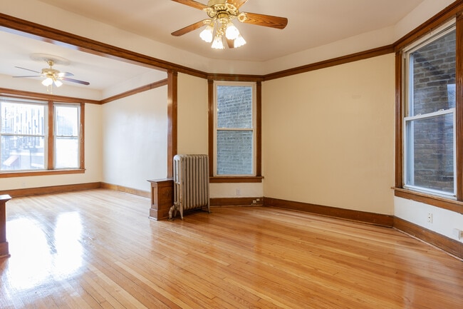 Building Photo - 3326 N Clark St