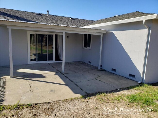 Foto del edificio - 3048 Bradshaw Dr