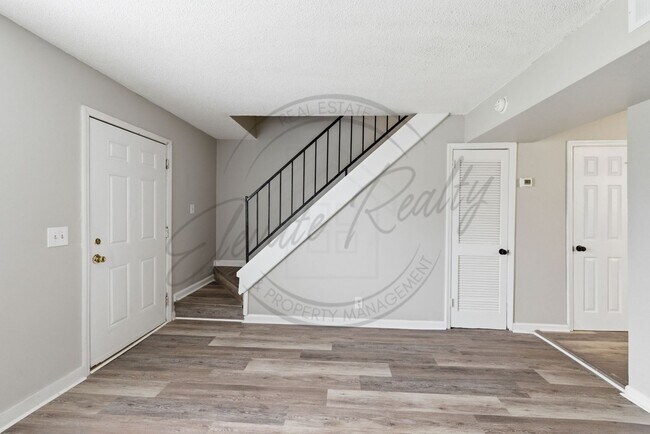 Building Photo - Two Bedroom Townhouse with Updates in North Nashville!