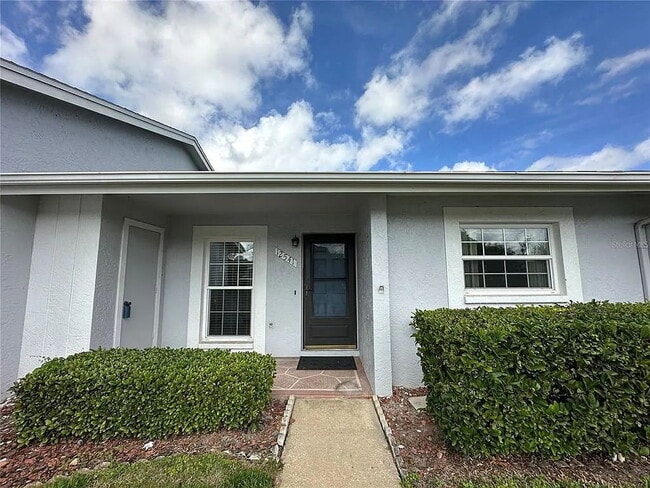 Building Photo - Adorable 2/2 villa in active 55+ community.