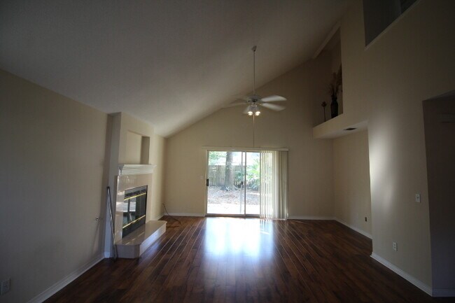 Foto del edificio - Spacious 3 Bedroom Townhouse Near Hurlburt...
