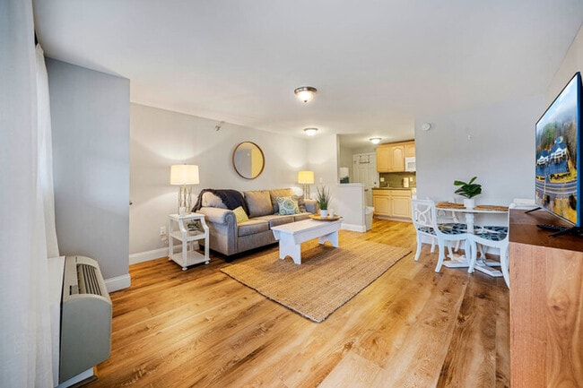Building Photo - Cozy Condo with Pool and Parking on Main S...