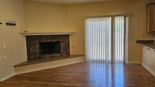 Foto del edificio - 5319 W Ave M 2