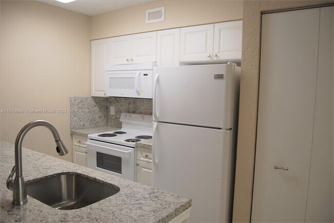 Foto del edificio - 2803 N Oakland Forest Dr