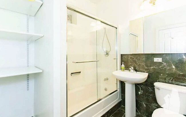 Foto del edificio - 7027 N Sheridan Rd