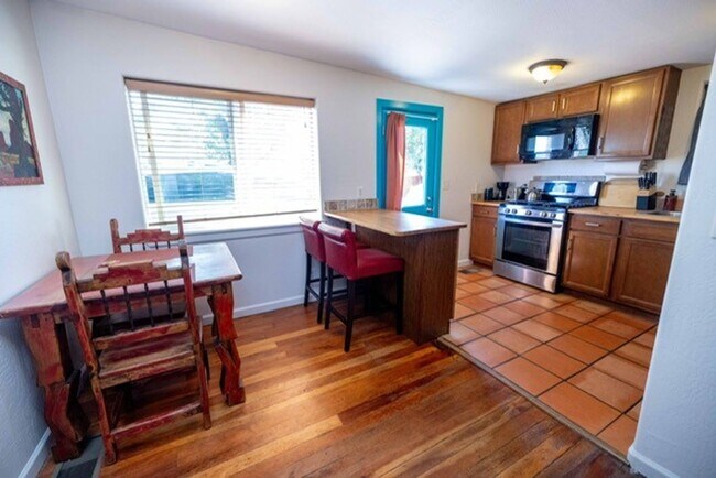 Foto del edificio - Modern Comfort with Fireplace & Yard | 2BR...