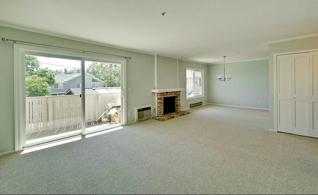 Building Photo - Upstairs 2 Bed 2 Bath Condo Minutes from D...