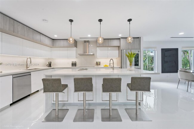 Foto del edificio - 4730 Bay Point Rd