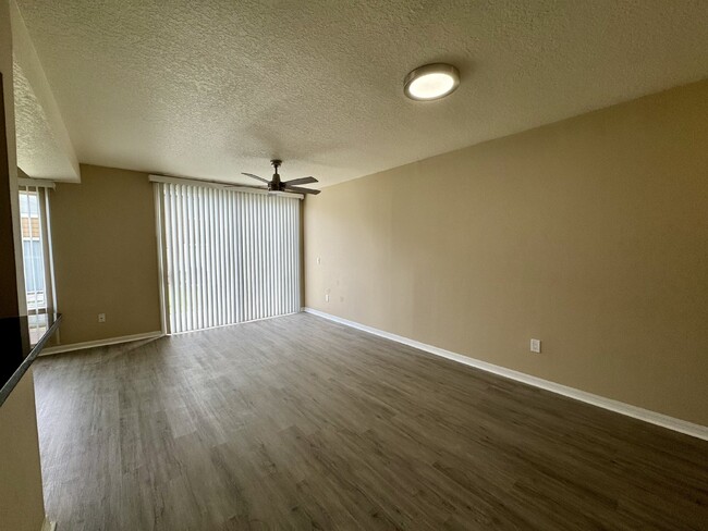 Building Photo - Fully renovated Townhome for Rent in Daven...