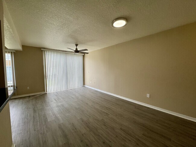 Building Photo - Fully renovated Townhome for Rent in Davenport, FL