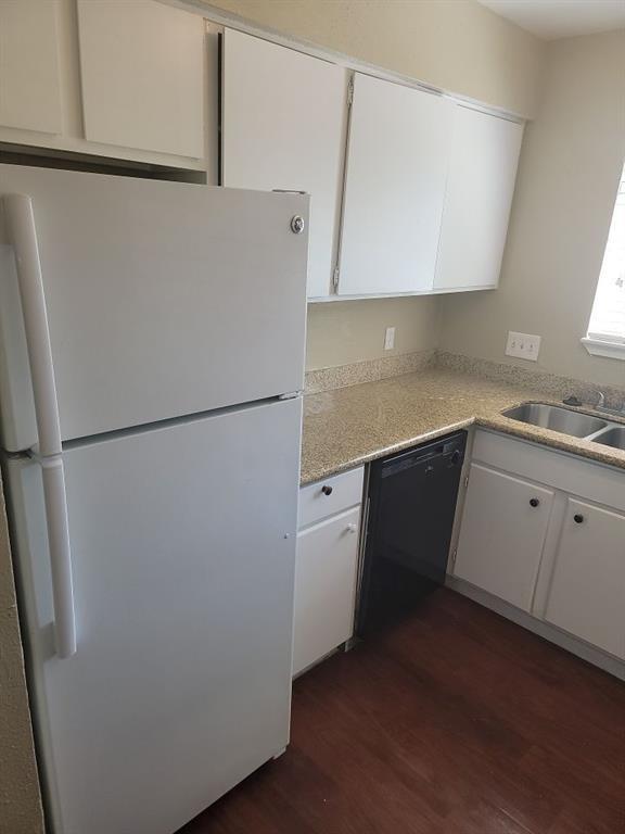 Building Photo - 7597 Fallbrook Dr