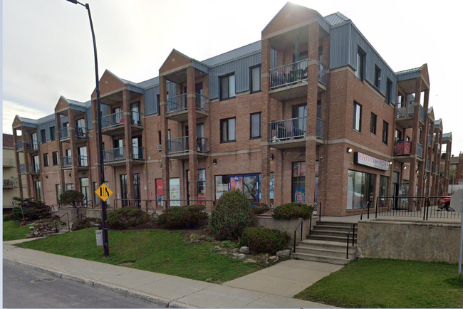 Building Photo - 9136 Boul Perras